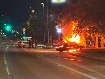 V noci došlo v Bratislave k ťažkej dopravnej nehode, po ktorej auto pohltili plamene. Zasahovali všetky zložky, našťastie si nehoda nevyžiadala žiadne obete, šofér auta skončil v nemocnice, kde sa ukázalo, že bol pod vplyvom omamných a psychotropných látok. Navyše nafúkal.