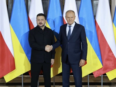 VARŠAVA/ĽVOV – Medzi Poľskom a Ukrajinou opäť prepukol spor o krvavú minulosť. Rozhodnutie samosprávy na západe Ukrajiny uctiť si povstaleckú armádu spájanú s masakrami poľských civilistov vyvolalo ostrú reakciu Varšavy. Poľskí diplomati varujú, že podobné kroky poškodzujú vzťahy oboch krajín.