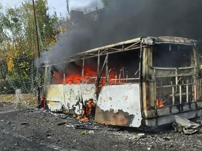 KYJEV – Ukrajina zažíva ďalšie dva dni ničivých ruských útokov, ktoré si vyžiadali desiatky ľudských životov. Medzi obeťami sú aj malé deti a po najnovšom zásahu civilnej dopravy úrady prijali mimoriadne bezpečnostné opatrenia.