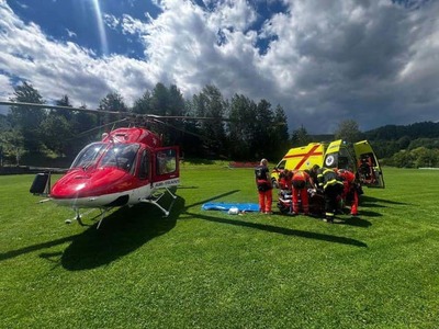V obci Ľubietová v okrese Banská Bystrica zasahovali v nedeľu záchranári pri vážnom pracovnom úraze. Muž po páde z lešenia utrpel zranenia, ktoré si vyžiadali aj nasadenie leteckých záchranárov.