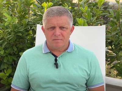 Drastické suchá a horúčavy musia viesť k razantnejšej ochrane vody a jej zadržiavaniu na území Slovenska. Premiér Robert Fico (Smer-SD) to uviedol vo videu, ktoré zverejnil na sociálnej sieti. Zároveň v ňom vyjadril podporu ministrovi životného prostredia Tomášovi Tarabovi (nominant SNS) v prípade dodávky vody z Dunaja pre Maďarsko. Reagoval tiež na nadchádzajúce jesenné voľby či nedávny útok na cudzincov v Nitre.