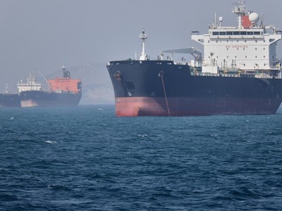 Jemenskí povstalci Húsíovia oznámili námornú blokádu Saudskej Arábie a pohrozili útokmi na lode smerujúce do saudskoarabských prístavov. Ich krok môže ohroziť plavbu cez strategický prieliv Bab al-Mandab, ktorým prechádza významná časť svetového obchodu aj dodávok ropy.