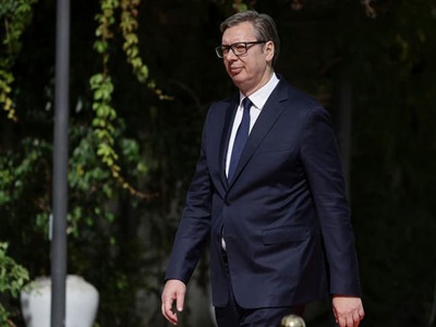 Srbský prezident Aleksandar Vučič v nedeľu večer v príhovore vysielanom stanicou RTS oznámil, že odstúpil zo svojej funkcie, ktorú zastával od roku 2017, aby mohol kandidovať na post premiéra v predčasných parlamentných voľbách vypísaných na 25. októbra. Jeho odchod prichádza po takmer dvoch rokoch protivládnych protestov a krátko pred predčasnými parlamentnými voľbami.