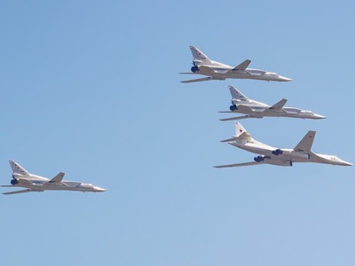 KYJEV/MOSKVA – Ukrajina sa pred viac než štvrťstoročím zbavila časti svojej najvýkonnejšej vojenskej techniky. Rusku odovzdala strategické bombardéry a stovky rakiet výmenou za vyrovnanie dlhu za zemný plyn. Investigatívni novinári neskôr odhalili, že lietadlá neskončili v šrote, ale v ruskej armáde, ktorá ich nasadila aj do vojny proti Ukrajine.
