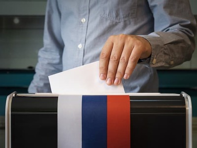 Vo voľbách do Štátnej dumy, dolnej komory ruského parlamentu, jasne zvíťazila prokremeľská strana Jednotné Rusko so ziskom 49,4 percenta hlasov. Vyplýva to z exit pollu štátneho Celoruského centra pre výskum verejnej mienky (VCIOM), informujú správy agentúr AFP a Interfax.