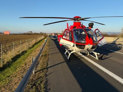 Vážna dopravná nehoda paralyzovala v sobotu popoludní cestu pri Zlatých Moravciach. Na kľúčovom ťahu došlo k hrozivej čelnej zrážke dodávky s osobným automobilom, pri ktorej sa zranili celkovo štyria ľudia. Najhoršie dopadlo len 13-ročné dievča, po ktoré musel na miesto nešťastia okamžite vzlietnuť záchranársky vrtuľník.