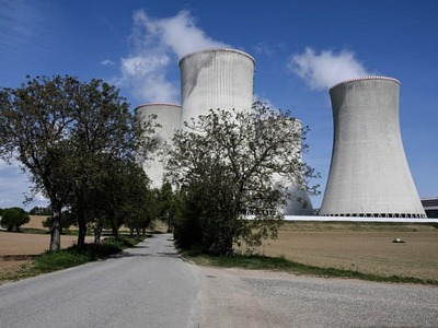 DUKOVANY – Česká jadrová elektráreň Dukovany musí neplánovane odstaviť jeden zo svojich štyroch výrobných blokov. Technici pri pravidelných kontrolách odhalili poruchu, ktorá si vyžiada opravu a následné preverenie zariadenia. Prevádzkovateľ ubezpečuje, že jadrová bezpečnosť nie je ohrozená a ostatné bloky pracujú bez obmedzení.