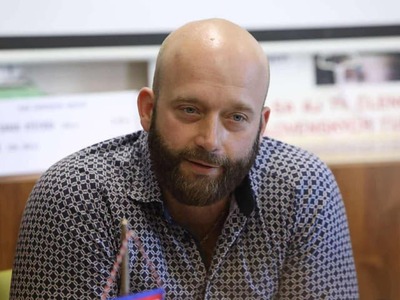 Predseda Klubu slovenských turistov (KST) Peter Švec zostáva aj naďalej vo svojej funkcii. Prítomní delegáti totiž v sobotu predpoludním v Žiline neschválili program 30. valného zhromaždenia, kde figuroval aj návrh na odvolanie Šveca z funkcie. Využijúc svoju právomoc valné zhromaždenie zvolala predsedníčka kontrolnej komisie KST Katarína Žákovičová. Na schválenie programu bolo potrebných 44 z 87 hlasov prítomných delegátov, podporili ho delegáti disponujúci 35 hlasmi.