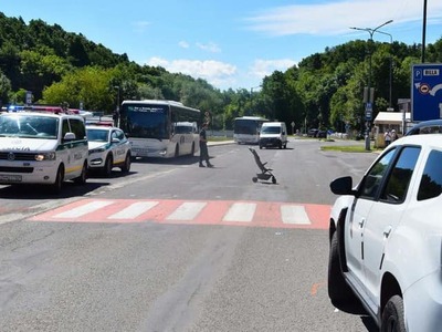 Ťažká nehoda v Banskej Štiavnici. Matku s dieťaťom v kočíku zrazil na priechode pre chodcov 79-ročný vodič. Dieťa muselo byť letecky prevezené do nemocnice.