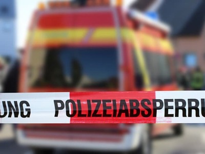 LIEZEN – Päťčlenná slovenská rodina s tromi malými deťmi sa stala účastníkom vážnej dopravnej nehody v rakúskom Štajersku. Ich auto sa z doposiaľ neznámych príčin dostalo do protismeru a čelne narazilo do protiidúceho vozidla. Zranili sa všetci siedmi ľudia v oboch autách, najhoršie dopadla 32-ročná Slovenka. Do nemocnice ju musel transportovať záchranársky vrtuľník.