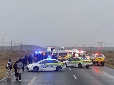 V Južnej Afrike v provincii Západné Kapsko sa na diaľnici čelne zrazili dva mikrobusy  a následne do nich narazilo SUV. Pri nehode zahynulo najmenej 21 osôb a niekoľko utrpelo vážne zranenia, uviedli v pondelok úrady.