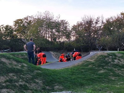 BECKOV – Podvečerná jazda na obľúbenom športovisku sa zmenila na boj o život. Na pumptrackovej dráhe v obci Beckov došlo k vážnej nehode 21-ročného muža, ktorý po prudkom páde utrpel ťažké zranenia. Na mieste musel zasahovať záchranársky vrtuľník.