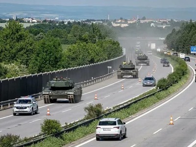Nezvyčajný pohľad sa naskytol motoristom na českej diaľnici D35. Kolóna moderných tankov Leopard 2A4 sa tam prvýkrát zapojila do výcviku jazdy po diaľnici. Obrnené stroje dosahovali rýchlosť až 60 kilometrov za hodinu a vzbudzovali takú pozornosť, že mnohí vodiči počas jazdy siahali po mobilných telefónoch.