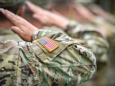 BRUSEL – Americká vojenská prítomnosť v Európe sa môže opäť zmenšiť. Pentagon pripravuje niekoľko možností ďalšieho presunu alebo stiahnutia svojich síl a európski spojenci sa obávajú, že rozhodnutie už nebude iba symbolické. Washington zároveň otvorene žiada, aby Európa prevzala hlavnú zodpovednosť za svoju konvenčnú obranu. Do plánov navyše zasiahla vojna s Iránom, ktorá odčerpala časť amerických síl a zásob z iných regiónov sveta.