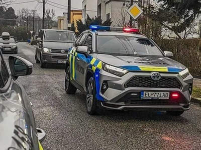 SPIŠSKÁ NOVÁ VES – Dvojročný chlapček, ktorý utrpel vážne poranenia hlavy po útoku vlastného strýka, sa podľa rodiny pomaly zotavuje. Dieťa, ktoré previezli vo štvrtok 6. novembra vážnom stave  do košickej nemocnice, dnes už zvláda hospitalizáciu lepšie a jeho mama ďakuje Bohu aj lekárom. Rodina útočníka zároveň tvrdí, že muž nie je psychicky zdravý.