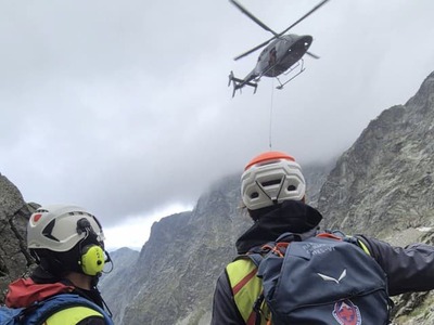 Vo Vysokých Tatrách zomrel v pondelok po páde spod Čierneho štítu 40-ročný turista z Poľska. Informovala o tom Horská záchranná služba (HZS) na svojom webe.
