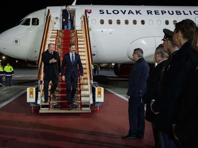 BRATISLAVA – Slovenský vládny špeciál s ministrom zahraničných vecí Jurajom Blanárom na palube zamieril v nedeľu do Moskvy nezvyčajnou trasou. Namiesto priamejšieho letu cez Poľsko smeroval cez Česko a Nemecko, pokračoval ponad Baltské more a do ruského vzdušného priestoru vstúpil pri Petrohrade. Dôvodom mohlo byť opätovné nepovolenie preletu cez poľské územie.