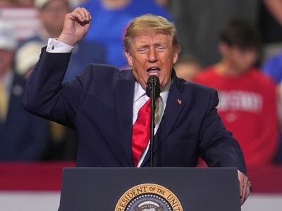 WASHINGTON – Americký prezident Donald Trump opäť zaútočil na Ukrajinu a jej prezidenta Volodymyra Zelenského. Tvrdí, že Spojené štáty poskytli Kyjevu obrovskú finančnú pomoc, no namiesto protihodnoty sa dočkali vysokých cien palív. Zelenskému zároveň odkázal, že musí pristúpiť na dohodu s Ruskom, inak sa situácia ešte zhorší.