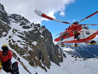 Vo štvrtok popoludní došlo v Tatrách k vážnemu nešťastiu. Na poľskej strane Rysov spadli dvaja turisti. Jeden z nich pád z veľkej výšky neprežil, druhý utrpel ťažké zranenia a v kritickom stave ho previezli do nemocnice. Informáciu potvrdil službukonajúci záchranár TOPR.