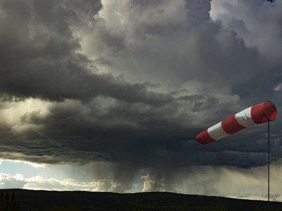 BRATISLAVA – Kto si naplánoval prvý októbrový víkend vonku, zatiaľ ho rušiť nemusí. Hoci v susednom Česku meteorológovia upravili predpoveď a očakávajú zhoršenie počasia, Slovensko čaká odlišný scenár. Po mimoriadne teplom piatku sa síce mierne ochladí, no víkend zostane na väčšine územia príjemný. Väčšia zmena sa začne črtať až s príchodom nového týždňa.