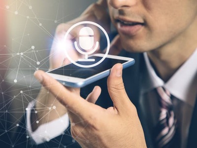 Zločinci v digitálnom priestore neustále zdokonaľujú svoje metódy a na oklamanie obetí čoraz častejšie využívajú pokročilé technológie umelej inteligencie. Bleskový rozvoj generovania hlasu im umožňuje vytvoriť takmer dokonalú imitáciu príbuzného v núdzi, čo u obetí vyvoláva okamžitú paniku a stratu racionálneho úsudku. Existuje však jednoduchá a bezplatná preventívna metóda, ktorá dokáže rodinu pred takýmto emocionálnym a finančným vydieraním účinne ochrániť.