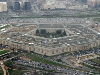 WASHINGTON – Spojené štáty pripravujú v Poľsku rokovanie o budúcnosti NATO, za stôl však nepustia ani niektorých zo svojich najvýznamnejších spojencov. Pozvánku nedostali Veľká Británia, Francúzsko ani pobaltské štáty. Washington si vybral iba šesť európskych krajín, s ktorými chce diskutovať o ďalšom smerovaní Aliancie. Neformálny „klub“ už medzi niektorými spojencami vyvoláva otázky, podľa jeho účastníkov však nemá NATO nahrádzať ani rozdeľovať.