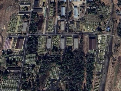 PETROZAVODSK – Tam, kde bol ešte vlani les, dnes vyrastajú rozsiahle kasárne. Rusko výrazne posilňuje vojenskú infraštruktúru v Karélii pri hraniciach s Fínskom. Satelitné zábery odhalili úplne novú posádku aj obnovu starých sovietskych areálov. Zatiaľ čo tento región bol z pohľadu ruských pozemných síl prakticky prázdny, v budúcnosti by tu mohlo pôsobiť až 15-tisíc vojakov.