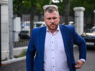 Vo vedeniach podriadených organizácií Ministerstva životného prostredia (MŽP) SR došlo v utorok k personálnym zmenám. Z funkcie generálneho riaditeľa Vodohospodárskej výstavby (VV) bol odvolaný Peter Molda. Dočasným vedením VV bol poverený riaditeľ úseku technicko-bezpečnostného dohľadu Andrej Kasana. Zmena nastáva aj vo vedení Slovenského vodohospodárskeho podniku (SVP). Z funkcie generálneho riaditeľa bol odvolaný Jozef Moravčík. Dočasným vedením podniku bol poverený vedúci odboru vodohospodárskej prevádzky SVP Miroslav Selecký. Z funkcie generálneho riaditeľa Environmentálneho fondu bol odvolaný Marek Giba. Touto funkciou bol dočasne poverený Pavol Šmondrk, ktorý na fonde pôsobí ako riaditeľ odboru kontroly. Štátny tajomník MŽP Filip Kuffa zároveň nariadil audit a pozastavenie vybraných rozhodnutí na envirorezorte. Informovali z MŽP.