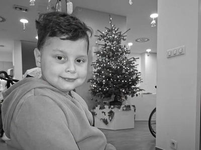 Slovákov dnes zasiahla veľmi smutná správa. Malý Dominik, ktorého náročný boj s rakovinou v uplynulých mesiacoch sledovali tisíce ľudí, zomrel. O jeho príbehu pravidelne informoval aj exprezident Andrej Kiska, ktorý teraz oznámil, že chlapec svoj boj napokon prehral.