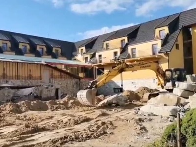 OLSZTYN – Pokojný pobyt pri jazere sa v okamihu zmenil na dramatický incident. Počas stavebných prác sa poškodila vonkajšia stena rozsiahleho ubytovacieho komplexu a hrozilo, že konštrukcia nevydrží. Medzi hosťami boli aj desiatky detí na letných táboroch.