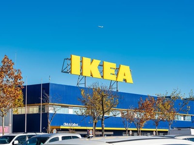 Obľúbená séria nábytku Malm po 24 rokoch končí. Švédsky gigant Ikea potvrdil, že väčšina produktov z tejto ikonickej línie postupne zmizne z ponuky. Vo viacerých predajniach v Európe už začal výpredaj a posledné kusy sa dopredávajú. Pre mnohých zákazníkov ide o nepríjemné prekvapenie – Malm patrila dlhé roky medzi najpredávanejšie komody, postele a stolíky.