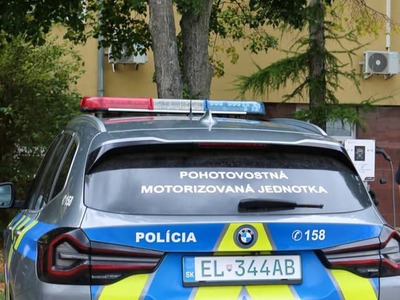 Vo Vrábľoch našli v pondelok v jednom z bytov mŕtveho 60-ročného muža. Jeho bývalá svokra, ktorá býva v byte nad ním, objavila otvorené dvere a muža ležať na podlahe. V byte boli stopy krvi v izbách aj na chodbe. Obhliadajúci lekár predbežne vylúčil cudzie zavinenie, definitívnu príčinu smrti však ukáže až pitva.