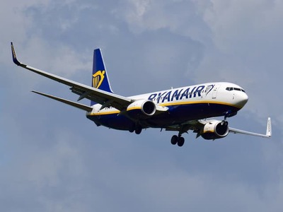 Na dovolenku cestovali spolu, domov však mali odletieť každý inokedy. Britský pár rozdelil na talianskom letisku preplnený let Ryanairu. Manžel už sedel v lietadle, keď zistil, že jeho žena zostala pri nástupnej bráne. Rozzúrený cestujúci následne zablokoval nástup ďalších ľudí a situáciu musela riešiť polícia. Protest ho vyšiel poriadne draho.