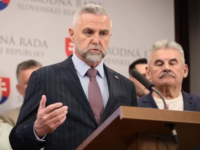 Vláda štátny rozpočet predloží a to, aký bude, je len vec formy. V diskusnej relácii Sobotné dialógy v Slovenskom rozhlase to uviedol podpredseda Národnej rady (NR) SR Tibor Gašpar (Smer-SD). Poslankyňa NR SR Mária Kolíková (SaS) poznamenala, že vláda by mala do 15. októbra predložiť vyrovnaný rozpočet. Kritizuje, že sa o tejto téme nediskutuje.