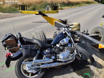 Pri zrážke motorky s prívesom na prevoz žacej lišty sa pri obci Pozba v okrese Nové Zámky zranili dvaja ľudia. Nehoda sa stala v nedeľu (5. 7.) popoludní na ceste II/580, informovalo Krajské riaditeľstvo Policajného zboru v Nitre.
