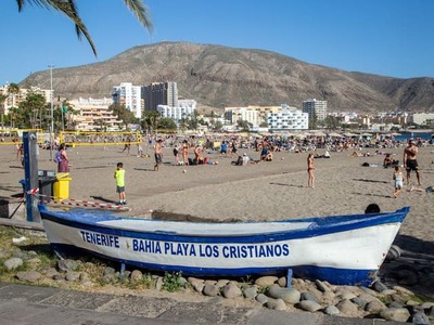 Pokojná dovolenka sa zmenila na tragédiu. V obľúbenom turistickom stredisku na juhu Tenerife prišiel o život 88-ročný Brit, ktorý sa spolu s manželkou stal obeťou násilného prepadnutia. Polícia po podozrivom mužovi naďalej pátra.