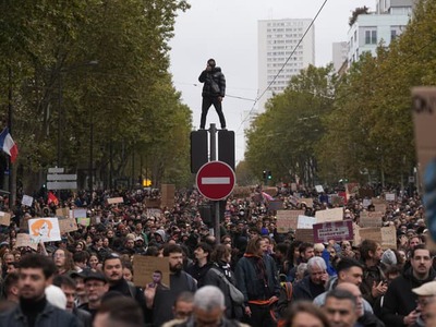 Francúzska polícia v nedeľu oznámila, že počas celoštátnych protestov proti vysokým životným nákladom a nedostatočnému financovaniu školstva zadržala viac ako 1000 ľudí. Medzi demonštrantmi a políciou došlo k viacerým zrážkam, rozsah nepokojov však nedosiahol úroveň z minulého týždňa, informovala stanica SkyNews.