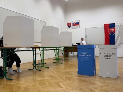 Slováci si dnes v spojených komunálnych a krajských voľbách 2026 volia nových primátorov, starostov, županov a poslancov, ktorí budú najbližšie štyri roky rozhodovať o našich mestách, obciach a krajoch. Volebné miestnosti sa po celom Slovensku oficiálne otvorili o 7:00 ráno a voliči môžu odovzdať svoje hlasy až do 20:00 večera. Celý priebeh volebného dňa, priebežnú účasť, incidenty v komisiách aj nočné sčítavanie hlasov sledujeme ONLINE.