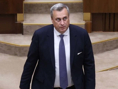 Koaličná SNS tvrdí, že dosiahla zrušenie transakčnej dane k 31. decembru 2027. Pripisuje si aj zásluhy za presadenie návratu piatich miliónov eur z predaja lístkov na kultúrne podujatia do rozpočtu ministerstva kultúry. Informovala o tom riaditeľka kancelárie predsedu SNS Zuzana Škopcová.