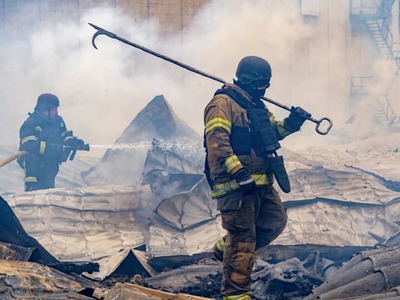 Mesto Belgorod na západe Ruska čelilo v noci na nedeľu rozsiahlemu ukrajinskému dronovému útoku, uviedol podľa agentúry TASS primátor Valentin Demidov. Podľa záchranných zložiek prišla o život najmenej jedna osoba a ďalších desať utrpelo zranenia. Bezpilotné lietadlá vyslané Ukrajinou podľa Demidova zasiahli obytné štvrte v centre Belgorodu a spôsobili značné škody na budovách a vozidlách. Miestni obyvatelia na sociálnych sieťach informovali o požiari na nádvorí jedného z bytových komplexov. Situáciu sledujeme online.