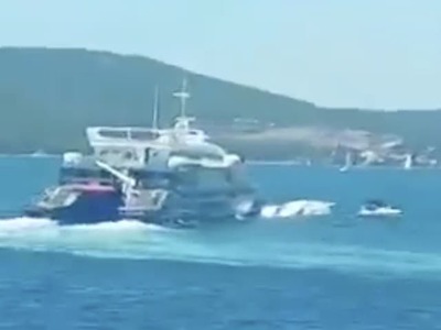 Súd v Splite dnes poslal do väzby 33-ročného prvého dôstojníka katamaránu, ktorý sa v nedeľu zrazil s plachetnicou s českou posádkou. Dôstojník zodpovednosť za kolíziu s loďou českých turistov odmieta. Vyšetrovatelia ho však podozrievajú, že pri plavbe nemal zapnutý radar ani výstražný systém, uviedol denník Jutarnji list.