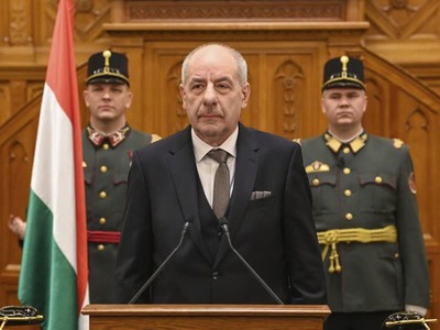 Maďarský prezident Tamás Sulyok včera zopakoval, že zostane vo funkcii a bude ďalej vykonávať úrad tak, ako mu to predpisuje ústava. Píše o tom agentúra MTI. Nový premiér Péter Magyar dal Sulyokovi čas do polnoci, aby rezignoval. Prezidenta označuje za bábku Viktora Orbána, svojho predchodcu v premiérskom kresle.