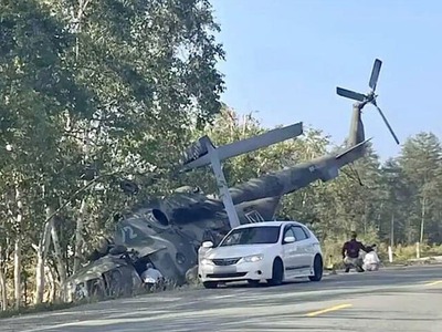 JUŽNO-SACHALINSK – Vodiči na ruskom ostrove Sachalin zažili chvíle, na ktoré zrejme tak skoro nezabudnú. Priamo nad cestu plnú áut sa zniesol vrtuľník Mi-8 s ôsmimi ľuďmi na palube. Pilotovi sa podarilo stroj dostať na vozovku, následne však skončil v priekope. Prvé správy hovorili o úplnom minutí paliva, novšie informácie z miesta však prinášajú inú možnú príčinu dramatického pristátia.