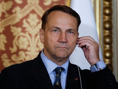 Severoatlantická aliancia môže čeliť rozhodnutiu, na ktoré neexistuje jednoduchá odpoveď. Poľský minister zahraničných vecí Radosław Sikorski varoval, že stupňujúce sa ruské hybridné operácie môžu pripraviť o život ľudí a postaviť spojencov pred mimoriadne vážnu dilemu.