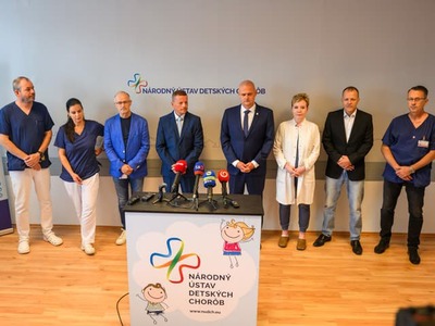 Slovensko má po rokoch ďalší mimoriadny medicínsky prípad. V utorok (9. 6.) sa v Národnom ústave detských chorôb (NÚDCH) v Bratislave narodili siamské dvojčatá. Ide o dve dievčatá, ktoré sú zrastené v oblasti panvy. Ide o raritný prípad, naposledy sa podľa nich siamské dvojičky na Slovensku narodili v roku 2000.
