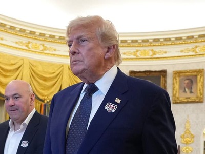 Prezident Donald Trump oslavoval svoje 80. narodeniny dohodou o ukončení vojny s Iránom, ktorej dojednanie oznámil na sociálnej sieti len pár hodín pred vlastnými oslavami. Svoje osemdesiatiny - a tiež 250. výročie založenia Spojených štátov - totiž slávil neobvyklou akciou - siedmimi zápasmi zmiešaných bojových umení v osemstennej klietke, oktagóne, na južnom trávniku Bieleho domu, uviedla agentúra AP. Klaniu predchádzala hymna a prelet stíhačiek nad Bielym domom. Po hymne dav jasal a skandoval "USA! USA!"