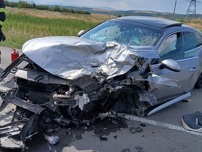 Dopravná nehoda vo štvrtok (16. 7.) popoludní na ceste I/64 pri Oslanoch v okrese Prievidza v smere na Partizánske si vyžiadala zranenie jednej osoby. Pri zrážke osobného auta a dodávky s prívesným vozíkom zasahovali štyria príslušníci z Hasičského a záchranného zboru (HaZZ) z Partizánskeho s jedným kusom techniky. Informovalo o tom v piatok na sociálnej sieti Krajské riaditeľstvo HaZZ v Trenčíne.
