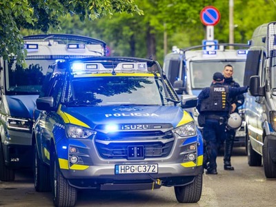 Tragické ráno v poľskom meste Kielce. V jednom z bytov objavili tri mŕtve osoby, telo ďalšieho muža sa nachádzalo na balkóne. Jednou z preverovaných možností je takzvaná rozšírená samovražda, pri ktorej páchateľ najprv usmrtí ďalšie osoby a následne si vezme život aj sám.