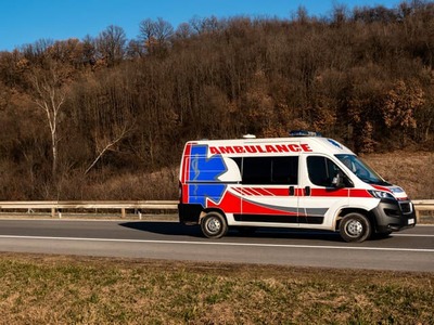Na diaľnici v Srbsku neďaleko Batajnice došlo k tragickej nehode. Slovák prežil zrážku troch áut, no keď následne vystúpil z vozidla, aby z cesty odstránil trosky, zasiahol ho kamión. Náraz neprežil.