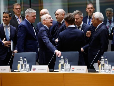 BRUSEL – Vysoké ceny energií a emisné povolenky rozdelili európskych lídrov na dva tábory. Rokovania na samite EÚ sa vo štvrtok natiahli do noci a predseda Európskej rady António Costa dokonca musel zrušiť plánovanú večernú tlačovú konferenciu. Napokon sa však štátnici dohodli na spoločných záveroch. Európsku komisiu žiadajú o ďalšie kroky, ktoré by pomohli zmierniť tlak cien energií na domácnosti a priemysel.